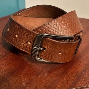 Brown Textured Men's Leather Belt With Patterned Silver Tone Buckle